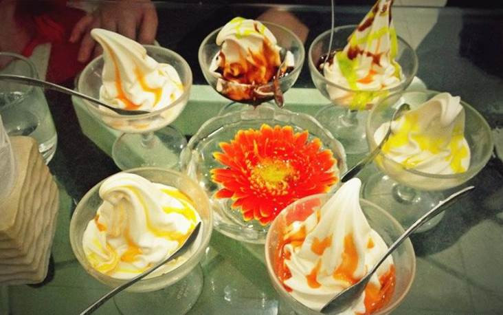 Bạn cũng có thể kết hợp nhiều vị kem hay chọn một ly kem hoa quả tổng hợp đều rất ngon. Điểm đặc biệt là kem ở đây có vị chua mát rất dễ chịu, hương thơm thanh dịu và phần kem rất mịn màng. 
