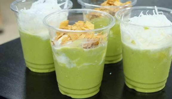 Bơ xay nhuyễn kết hợp với kem tạo ra vị thơm thơm, béo ngậy lại man mát rất hợp để giải nhiệt và lấy lại năng lượng vào đầu giờ chiều. Một số địa chỉ bán kem bơ có thể kể đến như 492 Xã Đàn, 35 Lò Đúc…