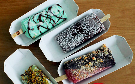 Kem nhúng Ô Chợ Dừa: Giá kem khá rẻ, chỉ 19.000/1 que nên luôn tấp nập khách. Menu kem ở đây gồm 13 vị kem khác nhau với đủ các vị trái cây và vị kem truyền thống như socola, vani.