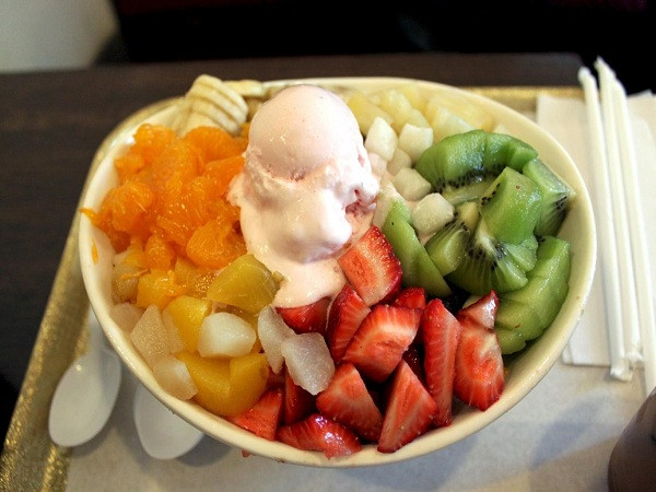 Kem Bingsu là loại kem đá bào xịt siro có nguồn gốc từ Hàn Quốc không chỉ khiến thực khách chết mê chết mệt bởi trang trí đủ màu sắc bên ngoài mà còn bởi vị ngọt mát lạnh khi ăn khiến ta thích thú không thể rời mắt.