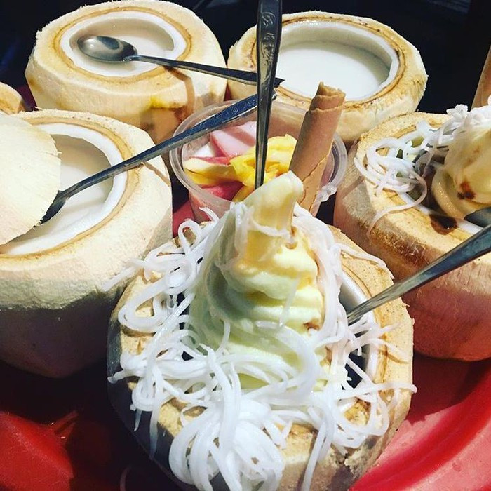 Kem dừa Hàng Than: Đây là một trong những món kem độc đáo rất nổi tiếng ở Hà Nội. Kem được đựng trong vỏ của một quả dừa, ăn kèm sốt socola và dừa tươi nạo sợi và bánh quế.