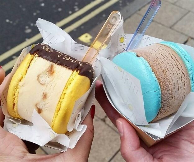 Kem macaron chính là món bánh macaron kẹp kem. Có khá nhiều vị cho bạn lựa chọn như tiramisu, chanh leo, cookies, matcha, chocolate, phô mai…