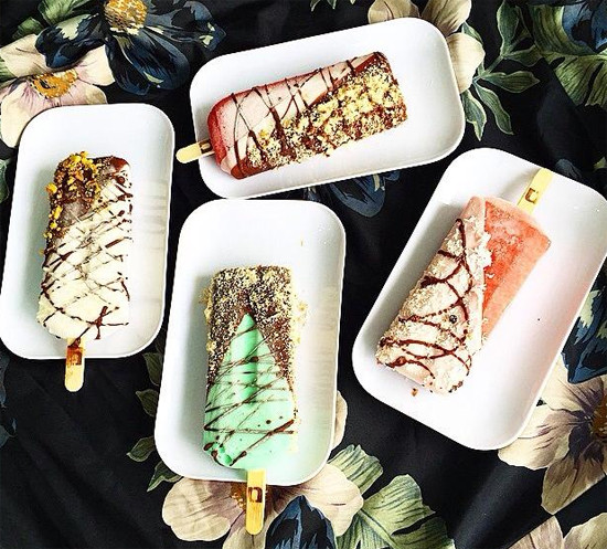 Gọi là kem nhúng vì thực khách tới đây sau khi mua kem có thể tự mình trang trí cho que kem bằng các loại nước sốt socola và những loại hạt khác nhau. Do đó mà mỗi người đều có thể tự tạo cho mình những cây kem khác biệt.