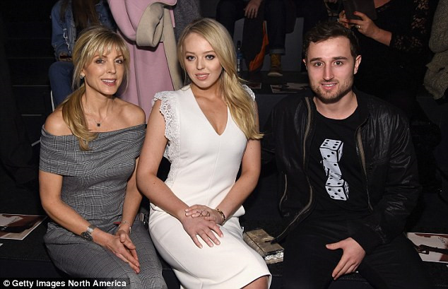 Tiffany Trump diện chiếc đầm trắng đơn giản trong show diễn của nhà thiết kế Taoray Wang, xuất hiện bên cạnh bạn trai. Ảnh: Getty, Internet.