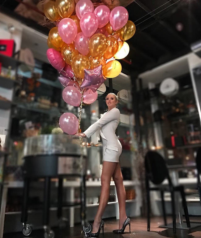 Đôi khi, cô cũng chọn váy ngắn để khoe đôi chân dài gợi cảm.