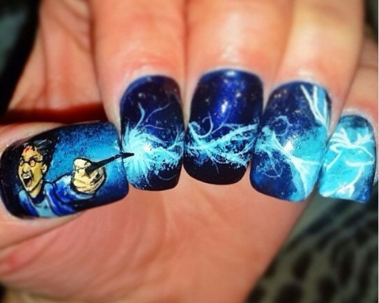 Vẽ nail nghệ thuật làm cho bộ móng thêm lung linh và thu hút mọi ánh nhìn.