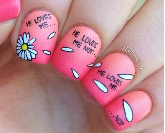 Mẫu nail hoa trắng cũng đầy dễ thương.