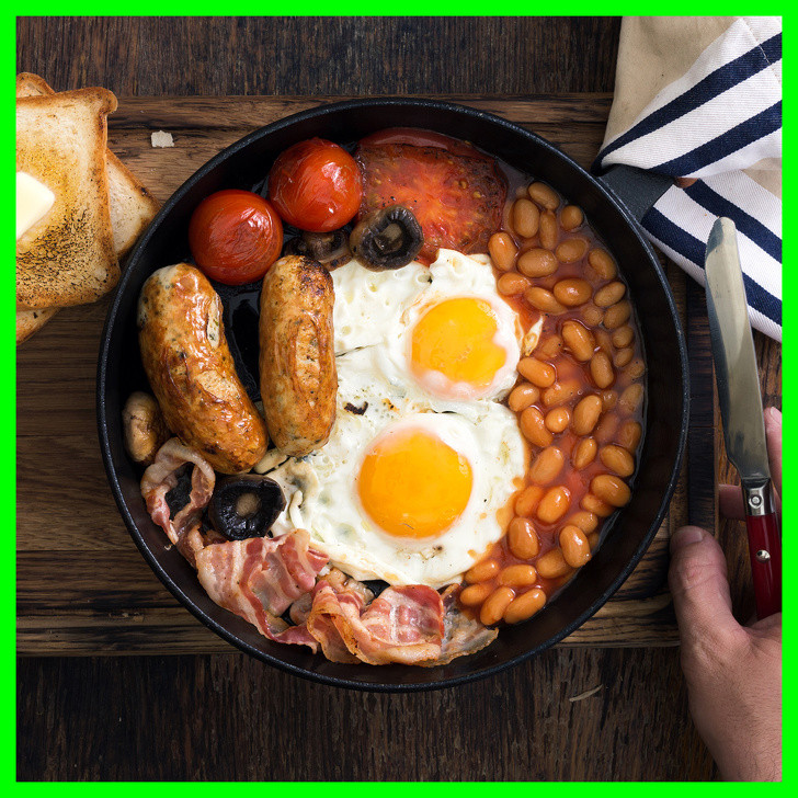 Đậu hỗ trợ săn chắc cơ bắp: Giàu protein và ít chất béo, các loại đậu có giá cả phải chăng và bán khá phổ biến. Đậu đen nấu chín hay đậu đỏ chứa khoảng 15 gram protein mỗi cốc. Hơn nữa, chúng có nhiều chất xơ, vitamin B, magiê và sắt. Vitamin B hỗ trợ trương lực cơ và thúc đẩy sự thèm ăn lành mạnh. Ảnh: BS.