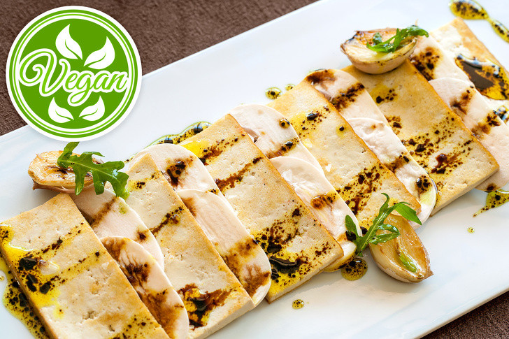 Đậu phụ cho chức năng cơ thích hợp: Được sản xuất từ đậu nành, đậu phụ được dùng để thay thế cho thịt và được coi là một lựa chọn thực phẩm tốt cho người ăn chay. Nó có nguồn protein, leucine và canxi dựa trên thực vật cần thiết cho chức năng cơ bắp thích hợp.