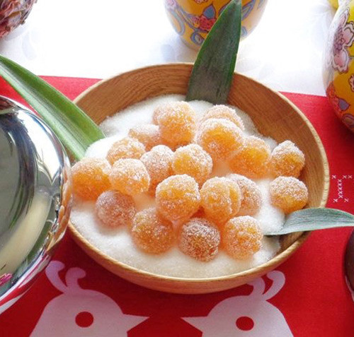 Mứt dứa viên: Nếu bạn cần loại mứt tết độc lạ có hình thức dễ thương, hương vị dễ ăn, mứt dứa viên là một trong những lựa chọn hợp lý. Thành phần của loại mứt này gồm dứa, đường, chanh, gừng, chút dừa non nạo.