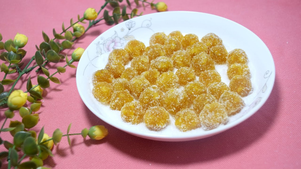 Mứt dứa viên có hình viên tròn, nhỏ nhắn, rải dừa non lên trên tạo vẻ ngoài hấp dẫn. Khi thưởng thức, mứt có vị ngọt thanh của đường, vị chua, dẻo vừa phải của dứa. Món mứt dễ ăn, mới lạ này phù hợp để thưởng thức cùng bạn bè.