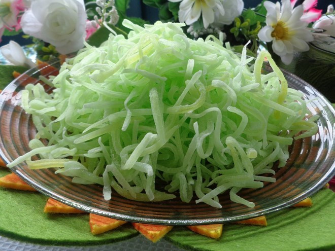 Mứt đu đủ vị lá dứa: Ngoài việc dùng làm nguyên liệu cho món nộm, trộn hay đồ ăn kèm, đu đủ xanh còn được dùng để chế biến mứt. Miếng đu đủ mang màu trắng xanh, giòn, có vị ngọt thanh mát, tạo nên hình thức và hương vị hấp dẫn cho mứt.