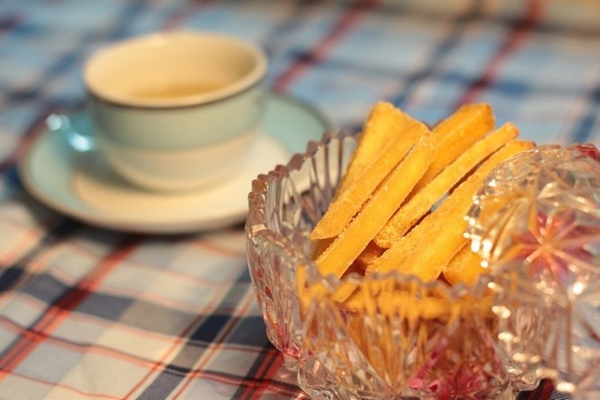 Mứt khoai lang: Khoai lang với vị bùi, ngọt thơm, cùng màu vàng tươi thích hợp để sáng tạo mứt Tết. Cách làm mứt này tương đối đơn giản. Nguyên liệu cơ bản gồm có khoai lang, đường, nước vôi trong và chút vani để tăng hương vị. Điểm hấp dẫn nhất ở loại mứt này là màu vàng mơ tươi tắn.