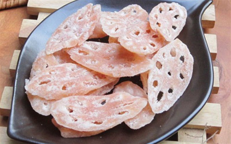 Món mứt củ sen chắc chắn sẽ đem sự bất ngờ và thú vị về độ thơm ngon, hấp dẫn khi thưởng thức. Dịp tết này, bạn hãy trổ tài cho cả nhà nếm món mứt củ sen.