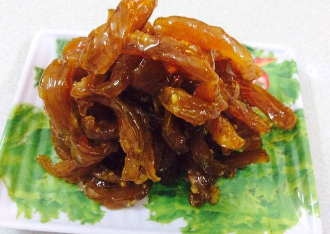 Mứt cóc chua cay: Tết này, bạn hãy thử đãi người thân món mứt cóc bao tử chua chua, cay cay, thoang thoảng mùi gừng, nhâm nhi rất thú vị.