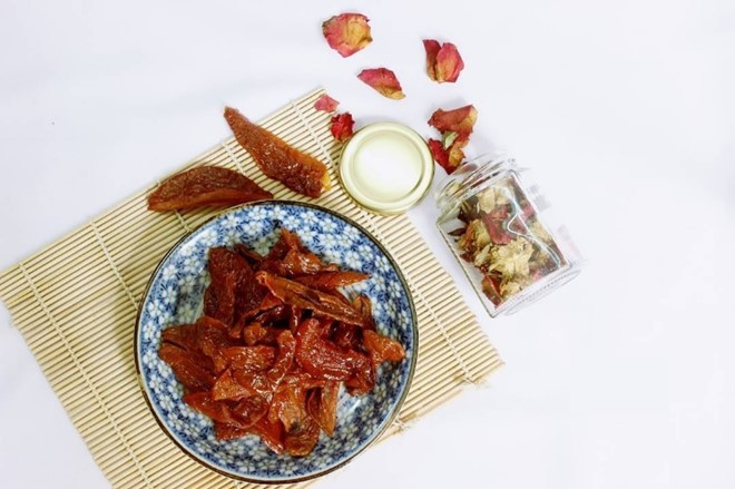 Mứt khế dẻo được chế biến từ các nguyên liệu đơn giản như khế tươi, đường, gừng và một chút dứa. Cách chế biến tuy đơn giản nhưng kết quả cho ra những miếng mứt dẻo, thơm với vị chua của khế, kết hợp hài hòa với vị ngọt và cay - thêm một lý do để mứt khế dẻo được ưa thích dịp Tết này.