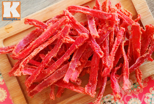 Mứt cùi dưa hấu: Ít chị em có thể ngờ cùi dưa hấu cũng có thể làm thành món mứt siêu ngon và hấp dẫn cho ngày Tết. Món mứt cùi dưa hấu đã hoàn thiện đảm bảo bất cứ vị khách nào cũng phải tấm tắc khen ngon khi thưởng thức.