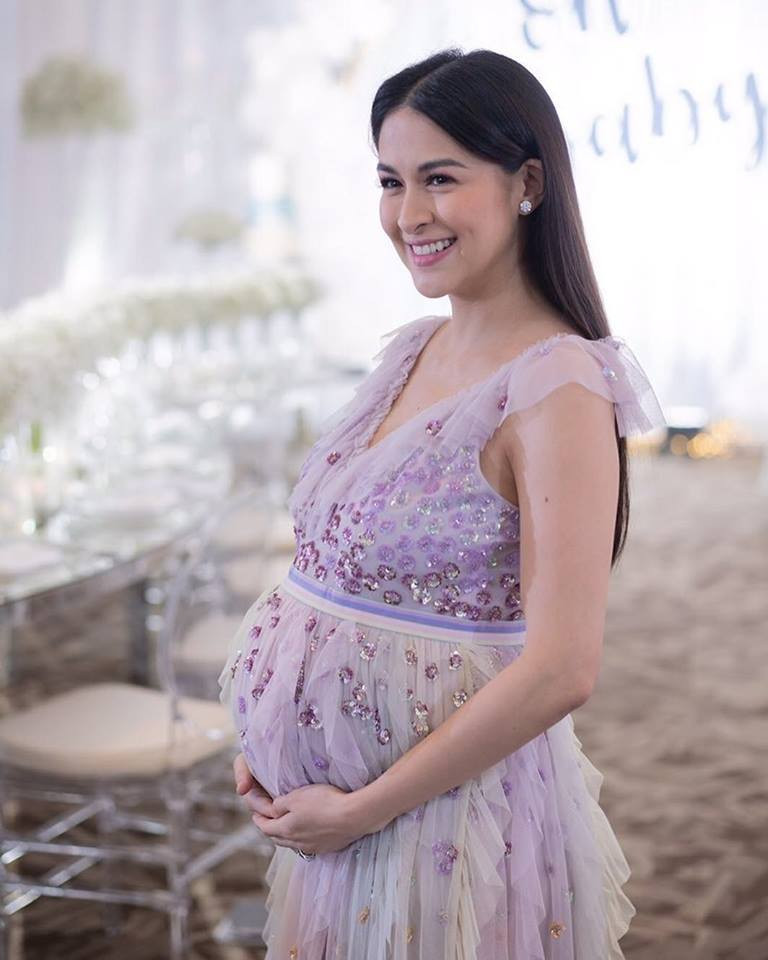 Gương mặt của mỹ nhân 35 tuổi vẫn thon gọn, xinh xắn.