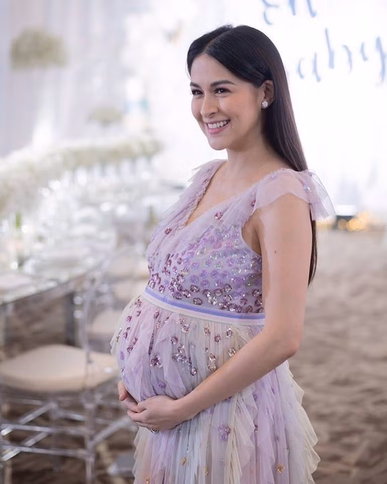 Gương mặt của mỹ nhân 35 tuổi vẫn thon gọn, xinh xắn.