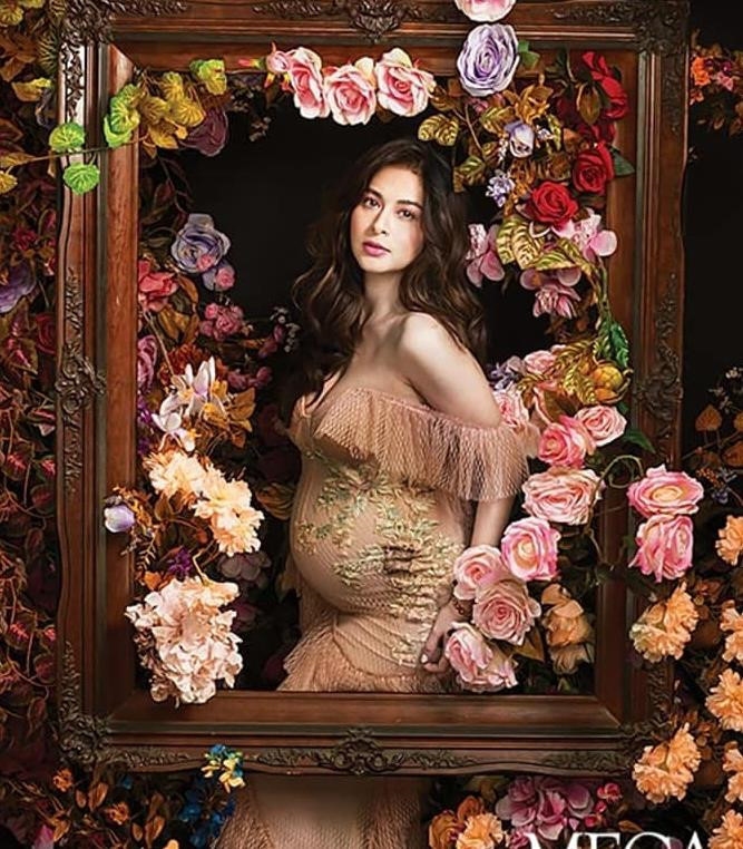 Dù mang bầu tháng cuối, nữ diễn viên sinh năm 1984 vẫn ăn mặc gợi cảm, trẻ trung.