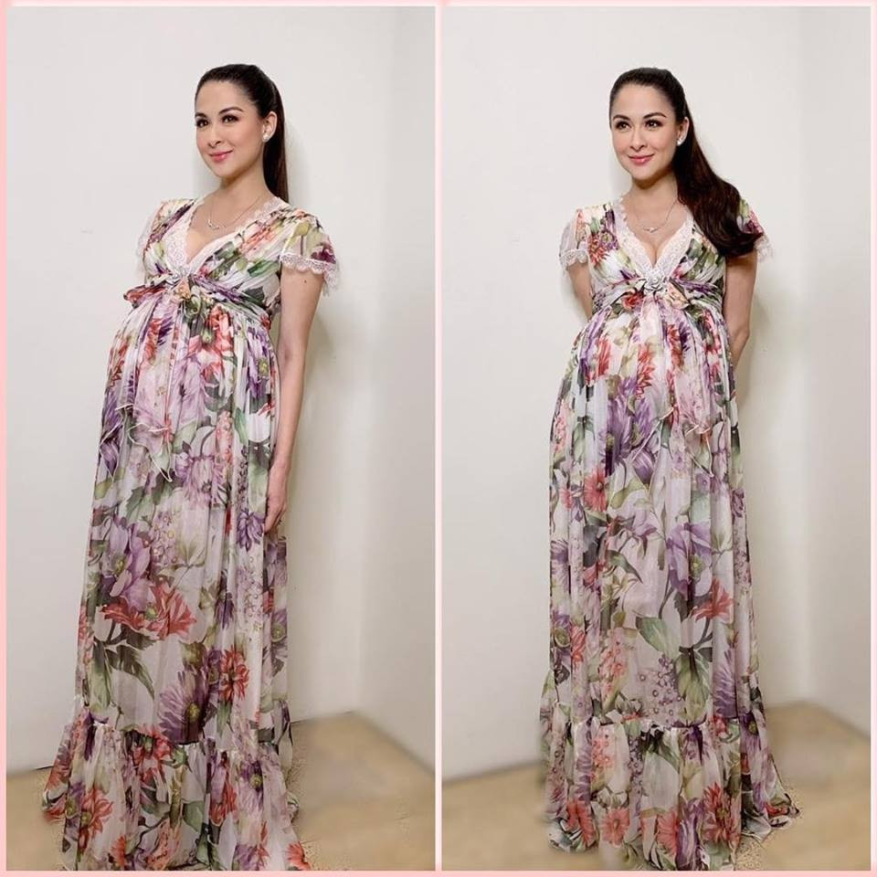 Chiếc váy hoa cổ chữ V giúp cô khoe vóc dáng quyến rũ và bụng bầu lớn.