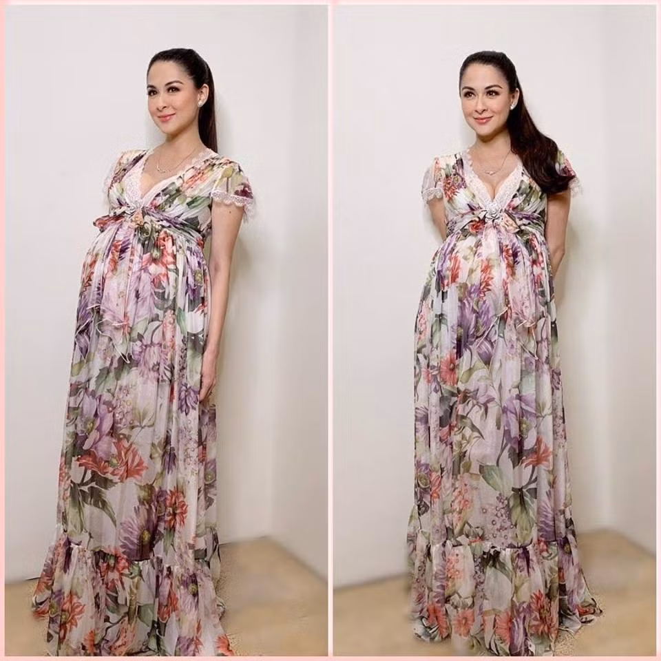 Chiếc váy hoa cổ chữ V giúp cô khoe vóc dáng quyến rũ và bụng bầu lớn.