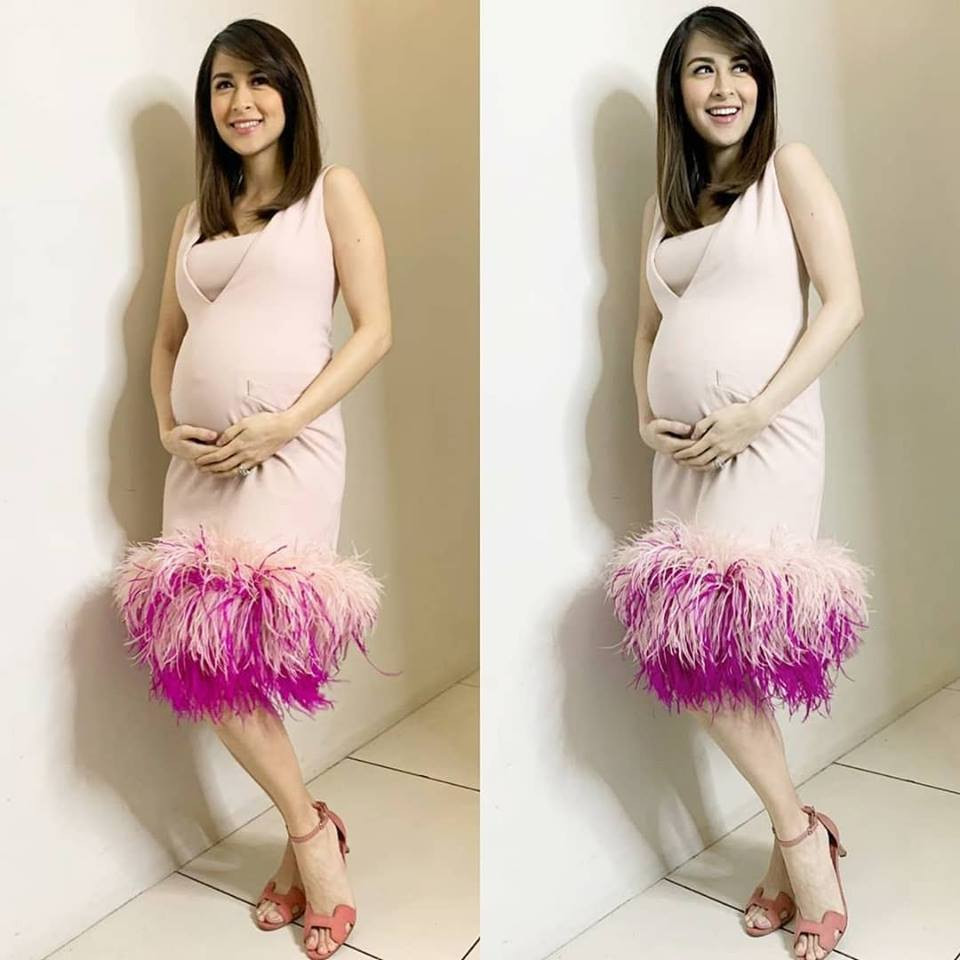 Dù bầu bí khá nặng nề nhưng cô vẫn luôn xinh tươi. Ảnh: FB.