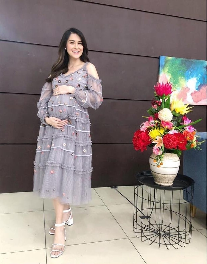 Phong cách thời trang bà bầu của cô được người hâm mộ yêu thích.