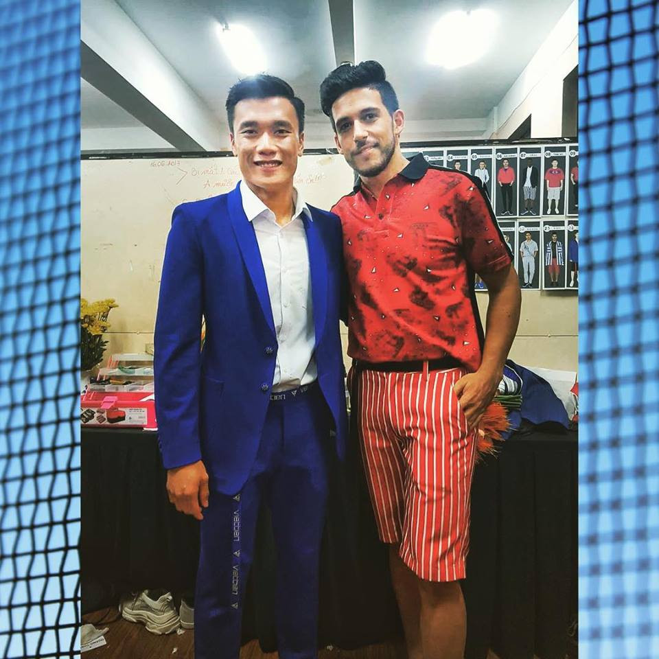 Anh chàng diện vest lịch lãm vô cùng.