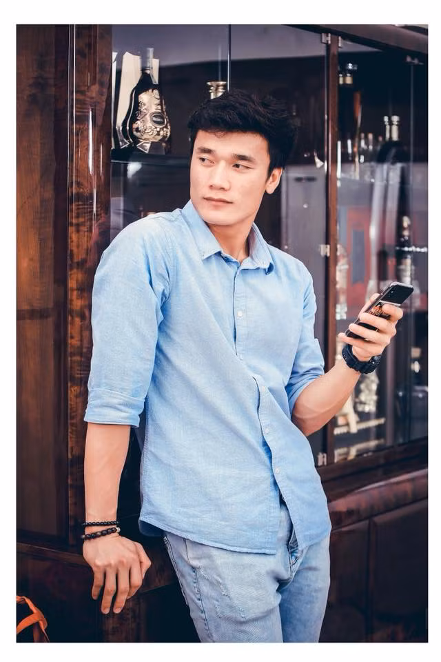 Cách ăn mặc đơn giản không thể làm Tiến Dũng bớt đẹp trai và nam tính.