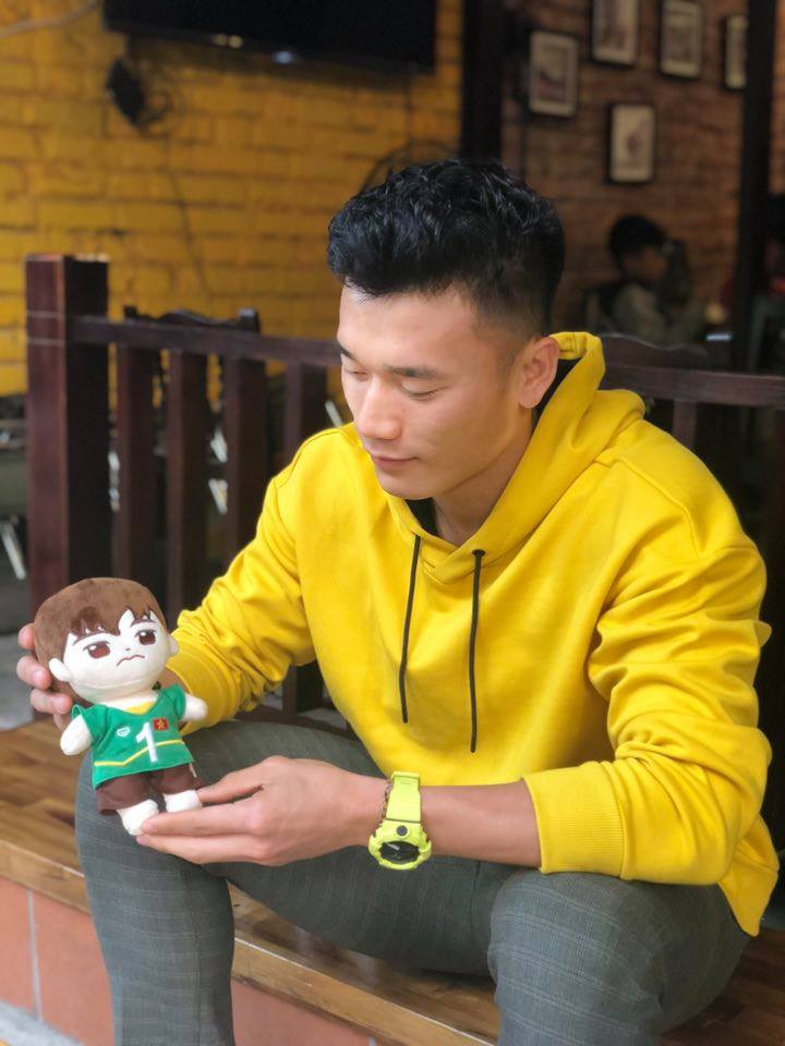 Trang phục đời thường của Tiến Dũng chỉ đơn giản là áo thun và quần âu.