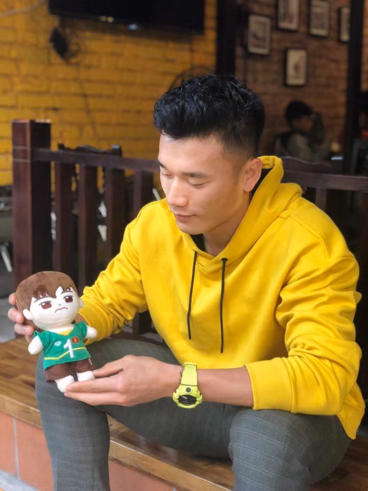 Trang phục đời thường của Tiến Dũng chỉ đơn giản là áo thun và quần âu.