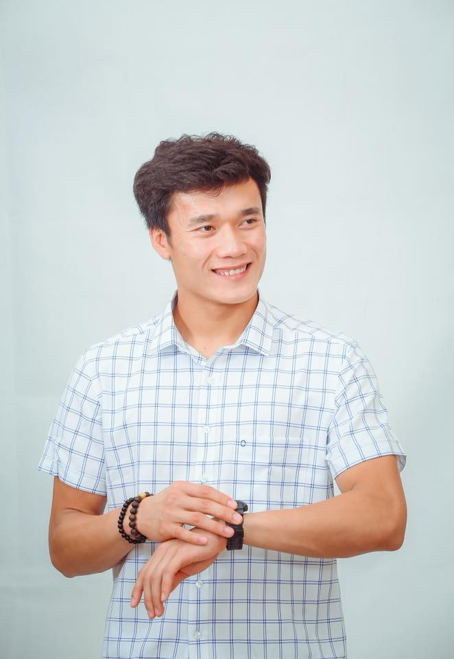 Chàng thủ môn trẻ diện chiếc áo sơ mi kẻ khỏe khoắn.