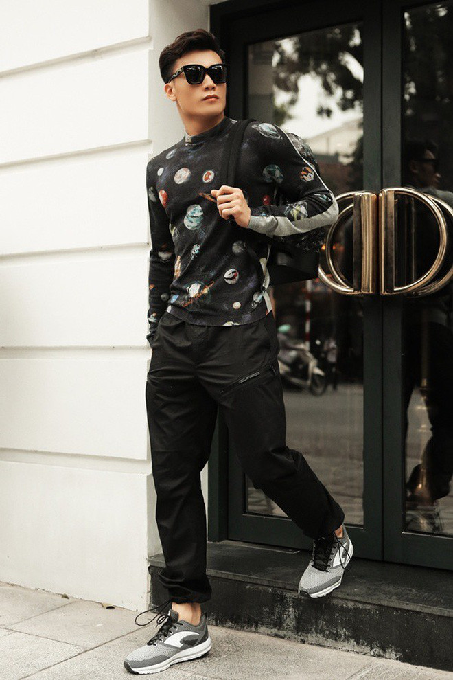 Chàng thủ môn xứ Thanh diện trang phục nằm trong BST 2019 của Louis Vuitton.