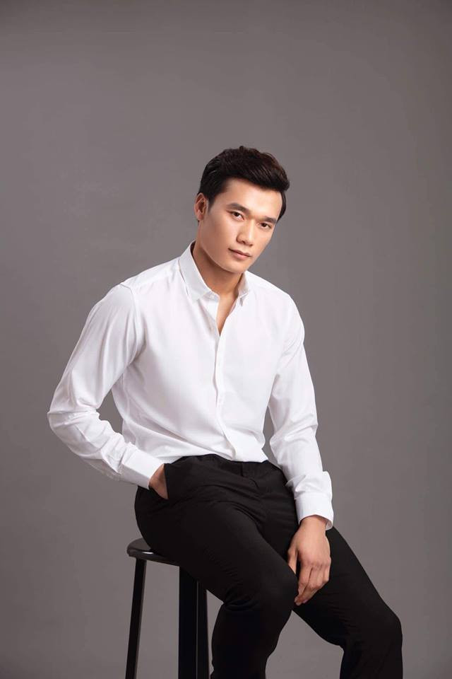 Tiến Dũng diện áo sơ mi trắng và quần âu cùng vô cùng bảnh bao.