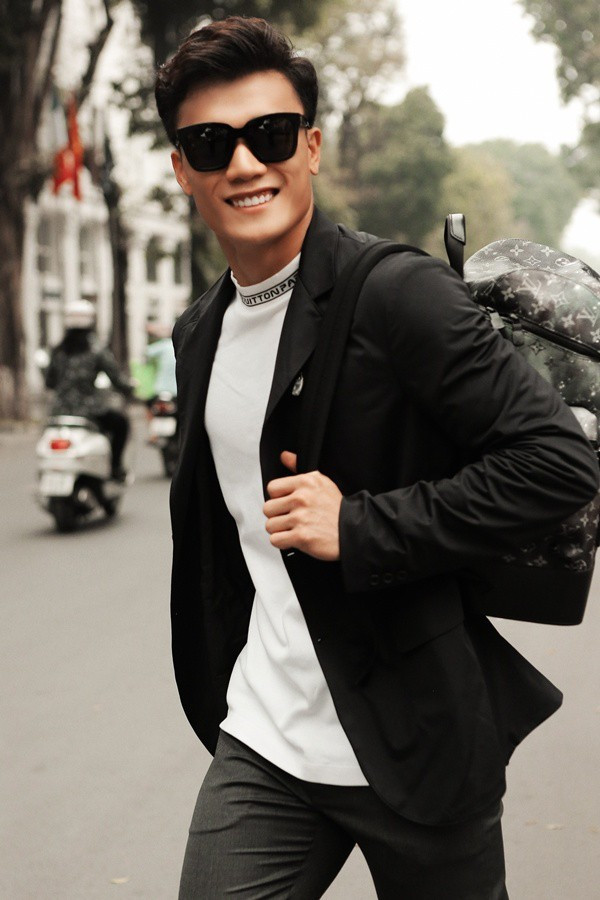 Góc nghiêng đẹp xuất sắc, cộng thêm mẫu kính râm góc cạnh càng giúp tôn lên gương mặt nam tính, thần thái ngời ngời của chàng thủ môn quốc dân.