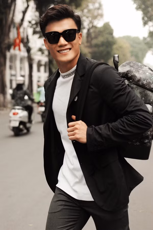 Góc nghiêng đẹp xuất sắc, cộng thêm mẫu kính râm góc cạnh càng giúp tôn lên gương mặt nam tính, thần thái ngời ngời của chàng thủ môn quốc dân.