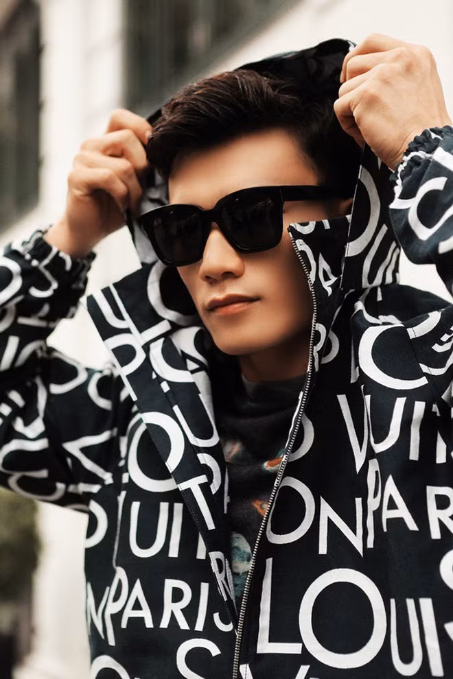 Áo sweater và áo khoác của Bùi Tiến Dũng được “bóc giá” lần lượt 24 triệu và 58 triệu đồng.