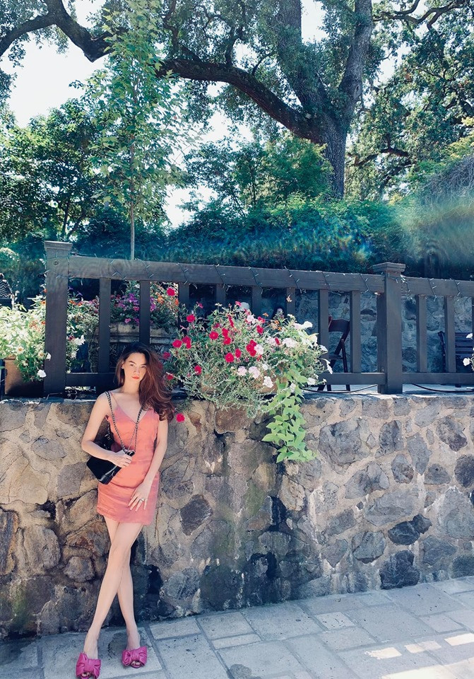 Hà Hồ trông cực quyến rũ trong chiếc váy hai dây khá ngắn.