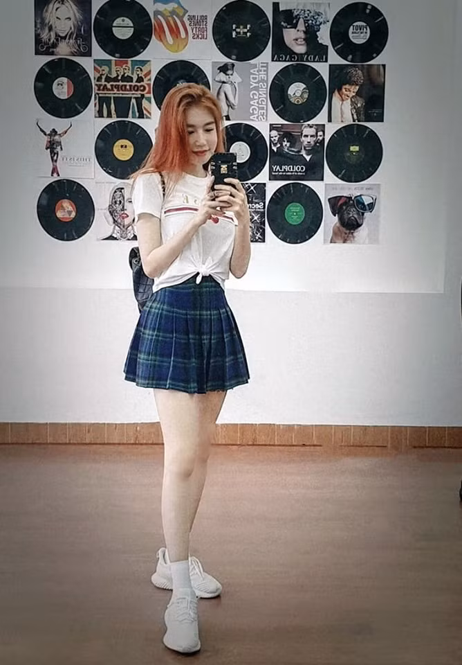 Bà mẹ hai con khá chuộng phong cách nữ sinh nhằm khoe chân dài trắng nõn.