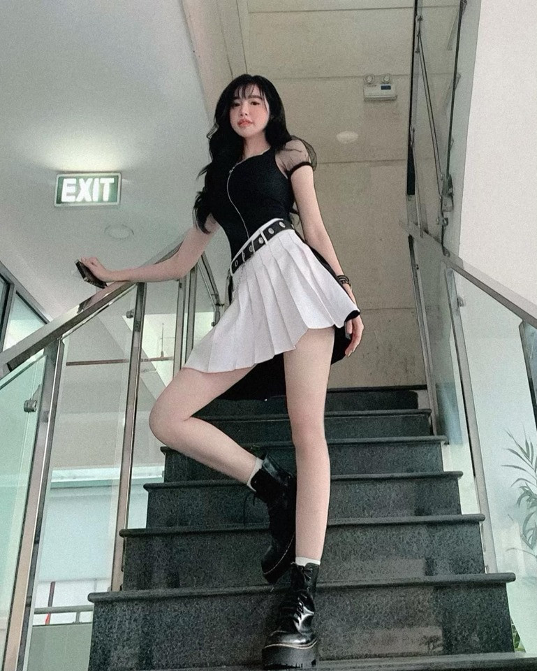 Elly Trần khoe dáng sexy khi phối áo thun với chân váy xếp ly dáng ngắn như nữ sinh.