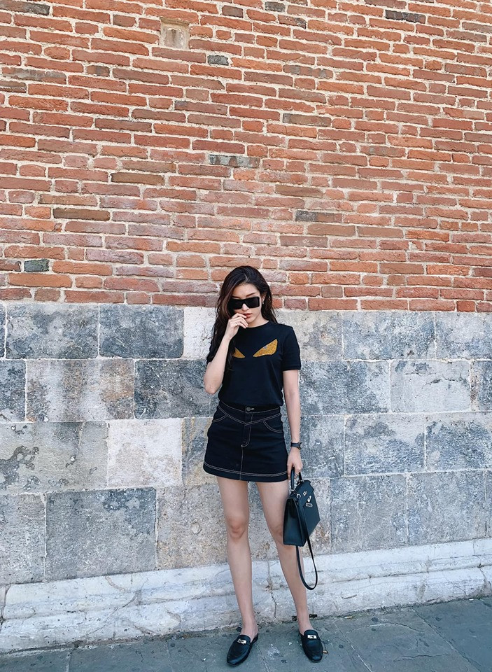 Á hậu Huyền My với phong cách trẻ trung và hiện đại khi chọn áo thun Fendi phối cùng chân váy jeans ngắn.