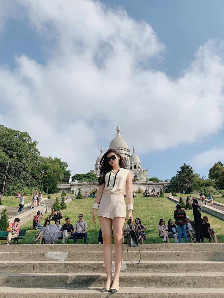 Trong lần khác, Huyền My phối áo sơ mi màu nude với chân váy đồng màu cực ngắn tôn lên đôi chân dài miên man.