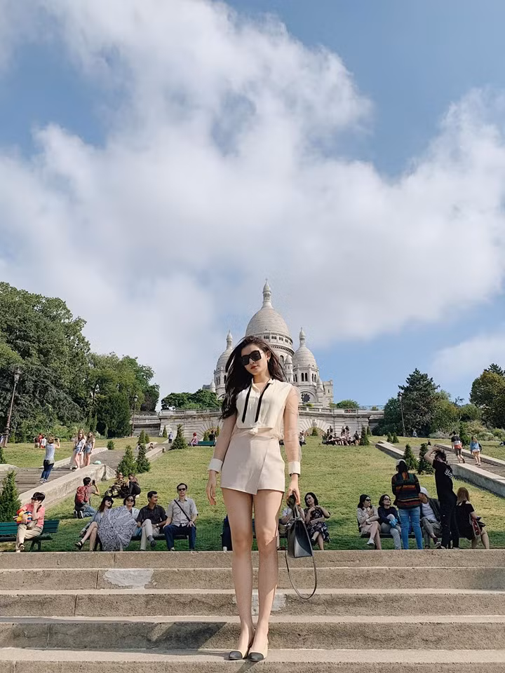 Trong lần khác, Huyền My phối áo sơ mi màu nude với chân váy đồng màu cực ngắn tôn lên đôi chân dài miên man.