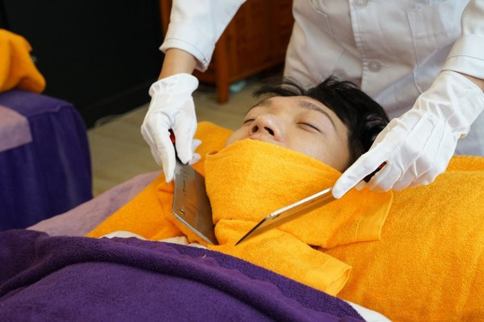 Với phương pháp massage bằng dao này, các nhân viên sẽ băm dao nhẹ nhàng trên mặt và cơ thể của khách hàng. Những con dao băm thịt sắc lẹm được đưa qua đưa lại nhịp nhàng nhưng vẫn đủ để mọi người có cảm giác dao lướt trên mặt.