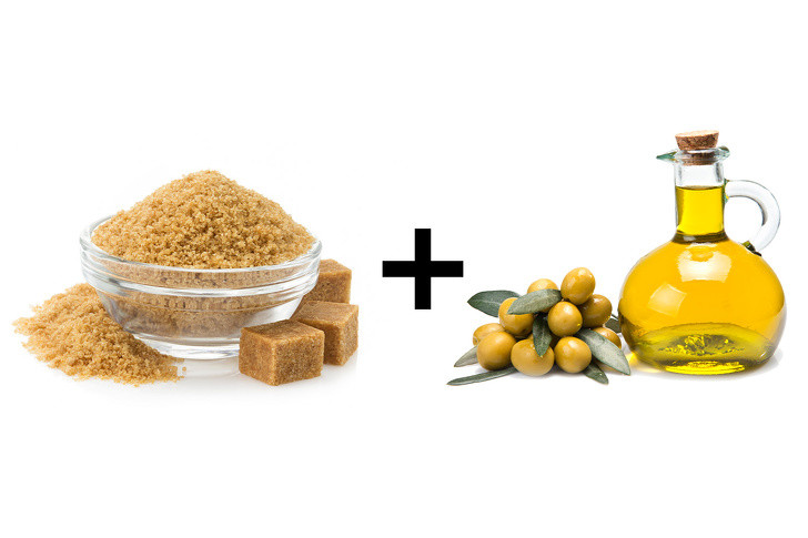Đường nâu + dầu ô liu: Trộn 3 thìa đường nâu với 2 thìa dầu ô liu nguyên chất. Dùng hỗn hợp massage nhẹ nhàng vùng da dưới cánh tay trong 2 phút, để lưu lại trên da thêm 5 phút rồi rửa sạch với nước ấm. Thực hiện cách trị thâm nách tại nhà này 2 lần mỗi tuần.
