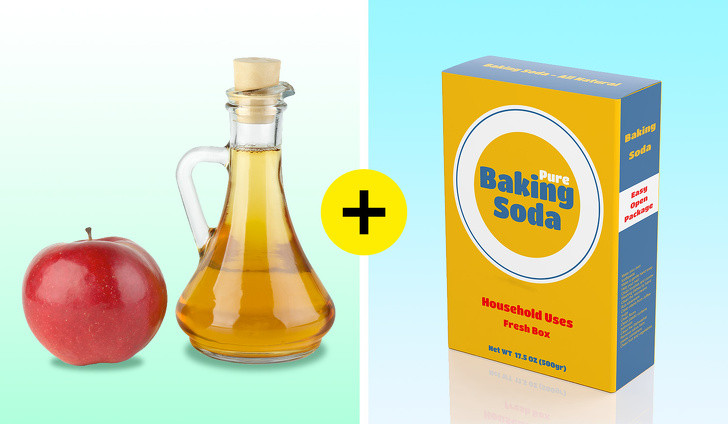 Giấm táo + baking soda: Trộn 2 thìa giấm táo với 2 thìa baking soda để có hỗn hợp dạng bọt. Làm sạch vùng da dưới cánh tay, thoa hỗn hợp lên và chờ khô lại. Để thêm vài phút rồi rửa sạch. Thực hiện 3 lần mỗi tuần để đánh bay vùng nách thâm nhanh chóng.