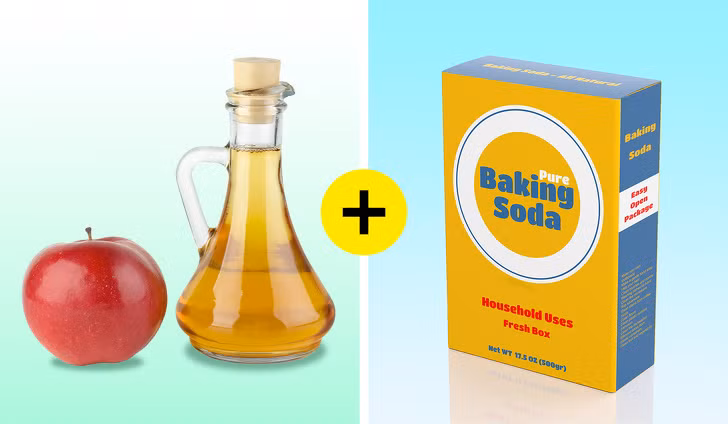 Giấm táo + baking soda: Trộn 2 thìa giấm táo với 2 thìa baking soda để có hỗn hợp dạng bọt. Làm sạch vùng da dưới cánh tay, thoa hỗn hợp lên và chờ khô lại. Để thêm vài phút rồi rửa sạch. Thực hiện 3 lần mỗi tuần để đánh bay vùng nách thâm nhanh chóng.