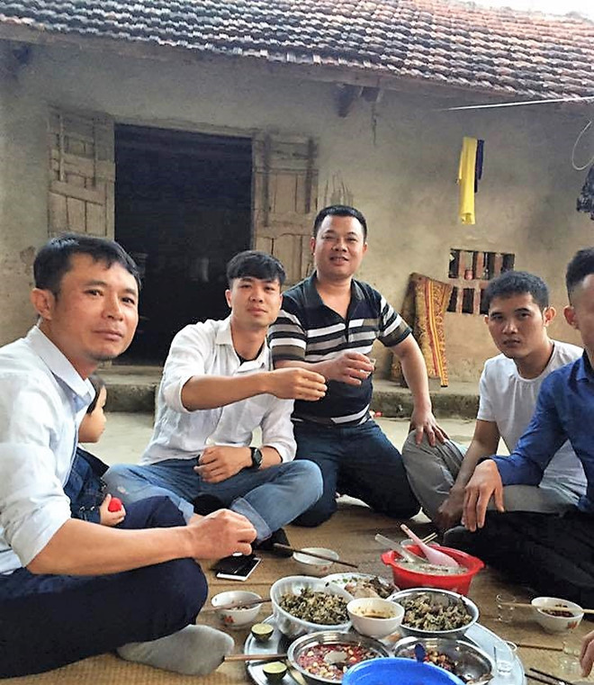 Công Phượng mặc sơ mi trắng bảnh bao ngồi nhậu cùng anh em, bạn bè ở Nghệ An.