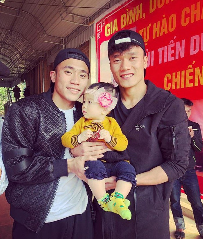 Anh em Tiến Dũng - Tiến Dụng chọn gu thời trang thể thao khỏe khoắn đi chơi Tết.